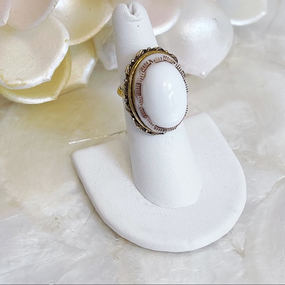 Vtg Gold Tone White Faux Agate Oval Statement Ring - Picture 7 of 11